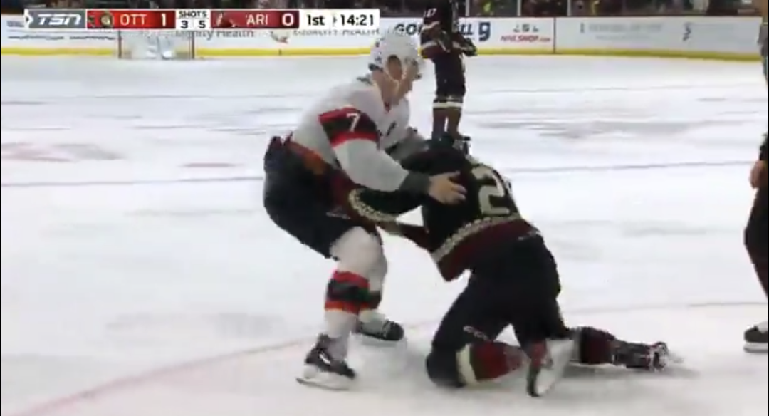 Brady Tkachuk s&rsquo;est battu contre Matt Dumba et la réaction de Keith vaut de l&rsquo;or