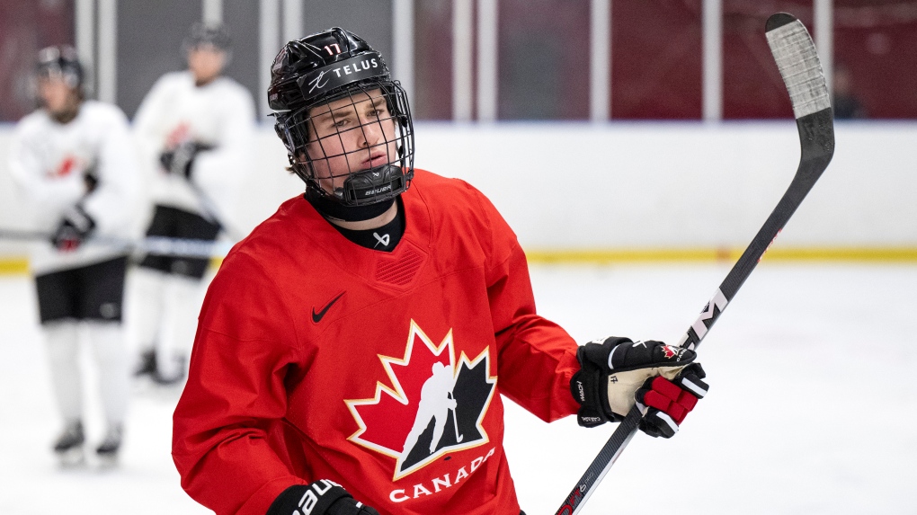 L'entraîneur-chef d'Équipe Canada junior dévoile ses nouveaux trios et Macklin Celebrini se retrouve sur la troisième ligne