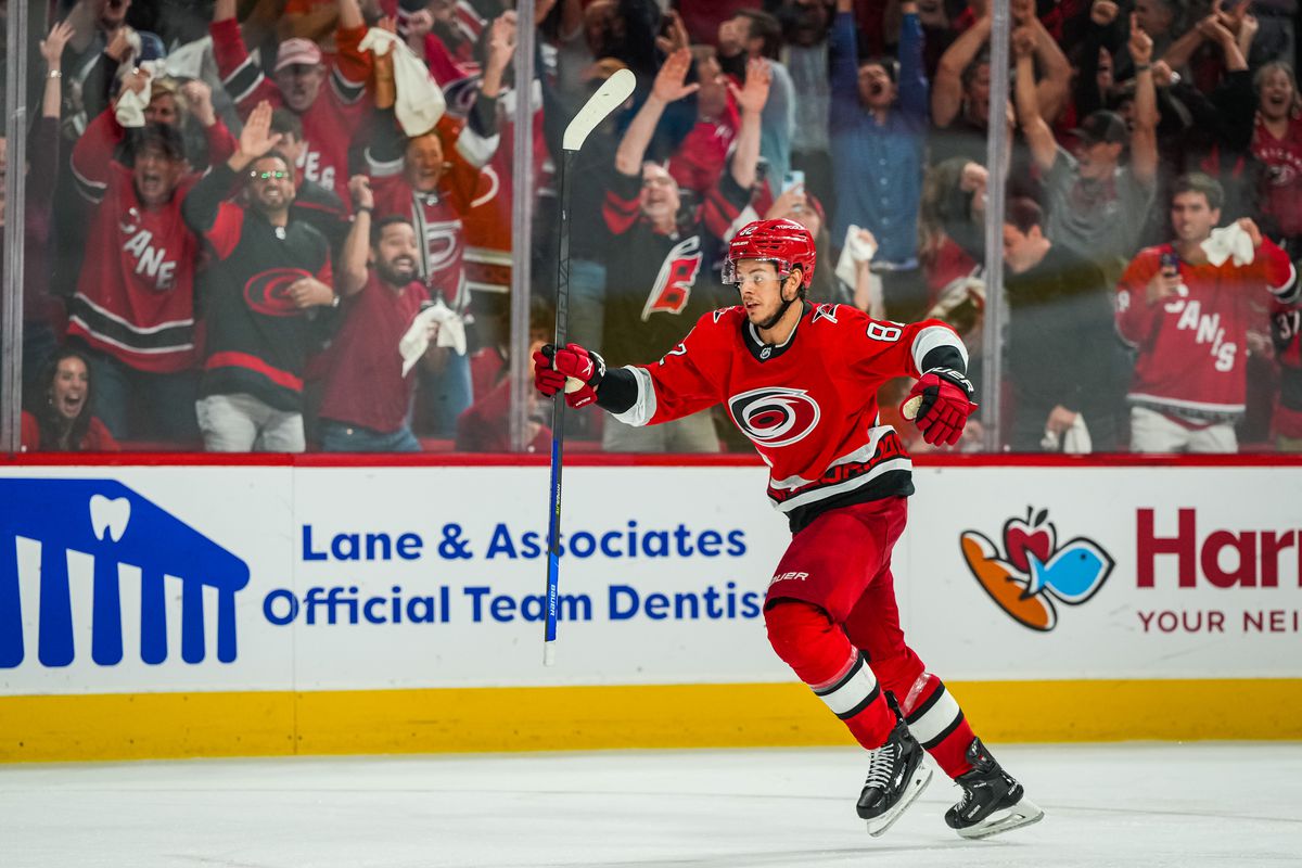 Jesperi Kotkaniemi ne joue plus sur l&rsquo;avantage numérique chez les Hurricanes de la Caroline alors qu&rsquo;il traverse un passage à vide