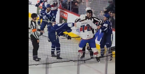 VIDÉO : Arber Xhekaj s&rsquo;occupe de deux joueurs du Crunch de Syracuse en même temps