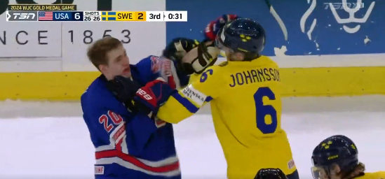 VIDÉO: Lane Hutson s&rsquo;implique de toutes les façons possibles dans la victoire des États-Unis au Championnat mondial junior