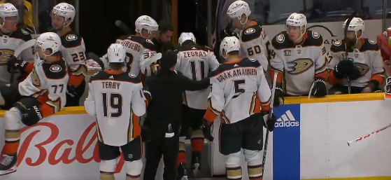 Le joueur étoile des Ducks d&rsquo;Anaheim Trevor Zegras tombe encore une fois au combat