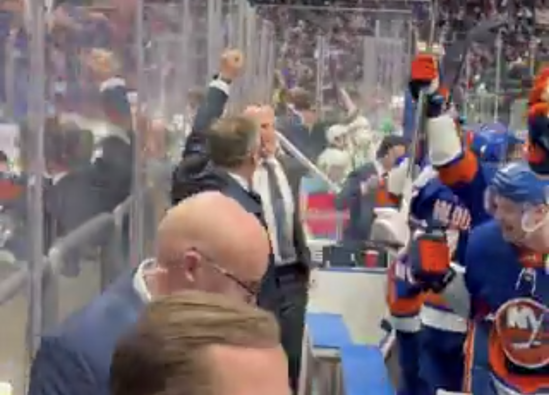 Voyez la réaction de Patrick Roy suite à sa première victoire avec les Islanders