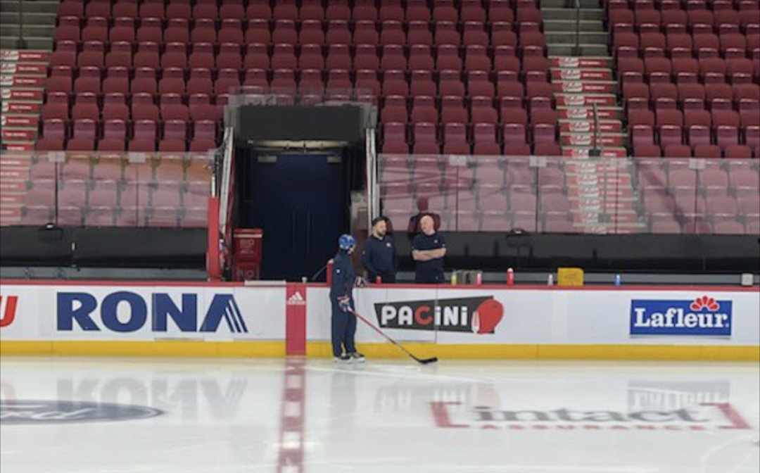 Belle surprise avant l&rsquo;entraînement du Canadien : Alex Newhook a patiné pendant plusieurs minutes