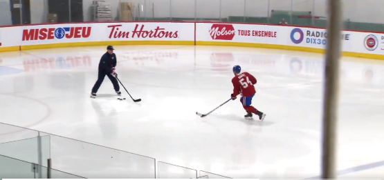 Jordan Harris est à l&rsquo;aise sur la glace du centre d&rsquo;entraînement, malgré sa blessure