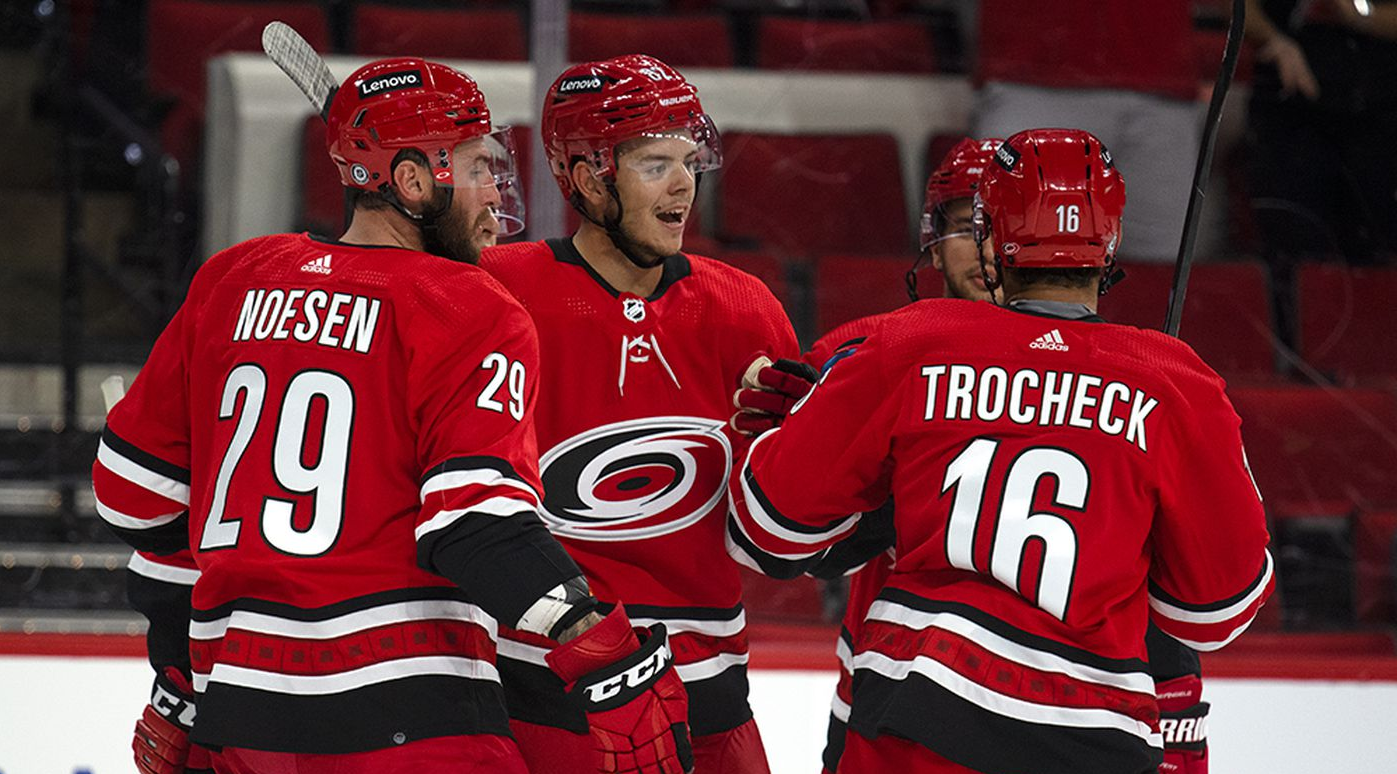 Rod Brind&rsquo;Amour vient de prendre la décision de reléguer l&rsquo;ancien du Canadien de Montréal Jesperi Kotkaniemi sur le quatrième trio