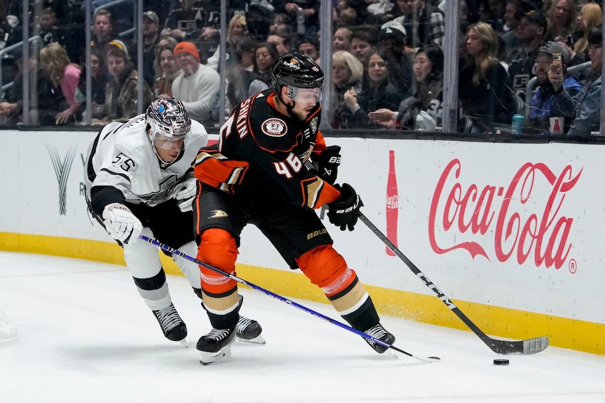 Les Maple Leafs font l&rsquo;acquisition du défenseur Ilya Lyubushkin dans un échange à trois équipes