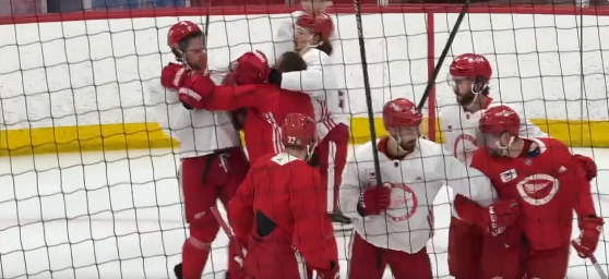 Une mêlée éclate à l'entraînement des Red Wings entre Ben Chariot et Lucas Raymond