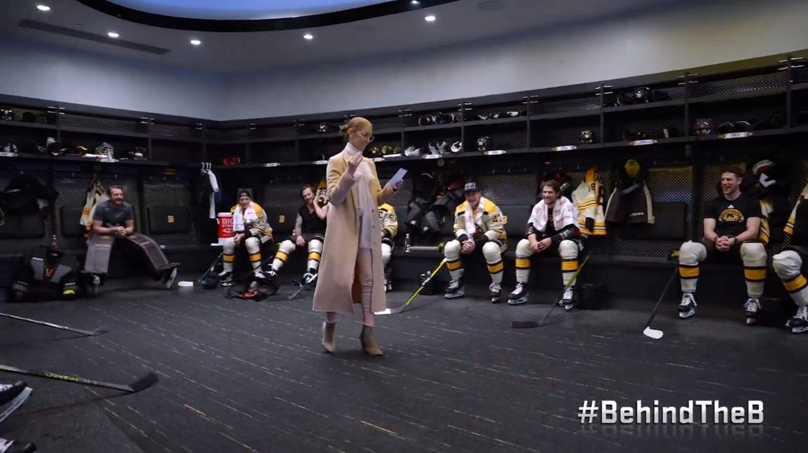 Céline Dion rayonne en dévoilant l'alignement des Bruins de Boston