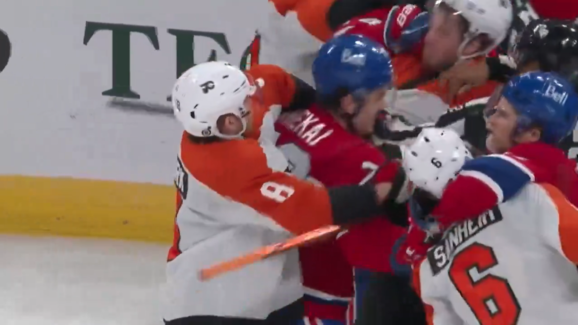 Arber Xhekaj s&rsquo;est amusé avec trois joueurs des Flyers hier