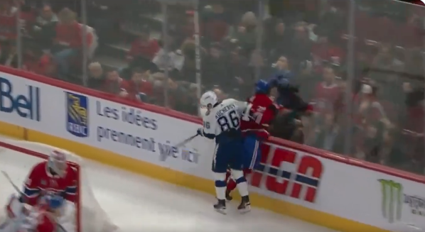 Nikita Kucherov plaque sournoisement Kaiden Guhle en début de match