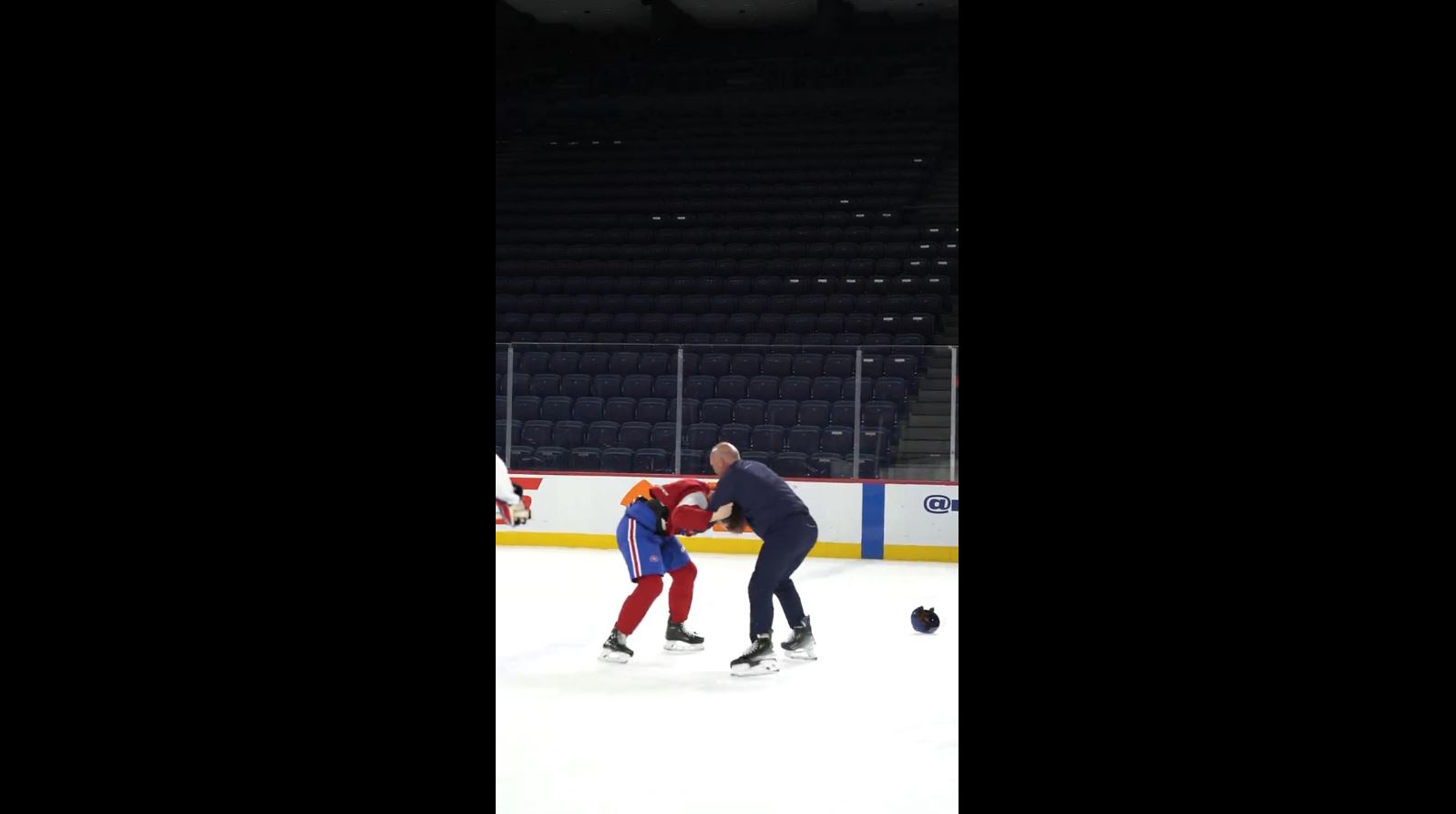 Riley Kidney s&rsquo;est amusé avec son entraîneur hier à l&rsquo;entraînement