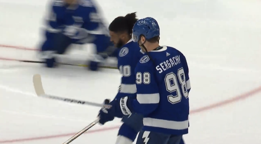 Mikhail Sergachev participe à l'échauffement du match numéro 4
