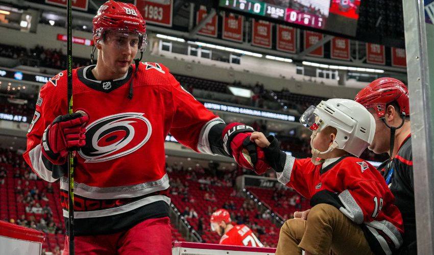 Darren Dreger voit Martin Necas aboutir à Montréal avec le Canadien