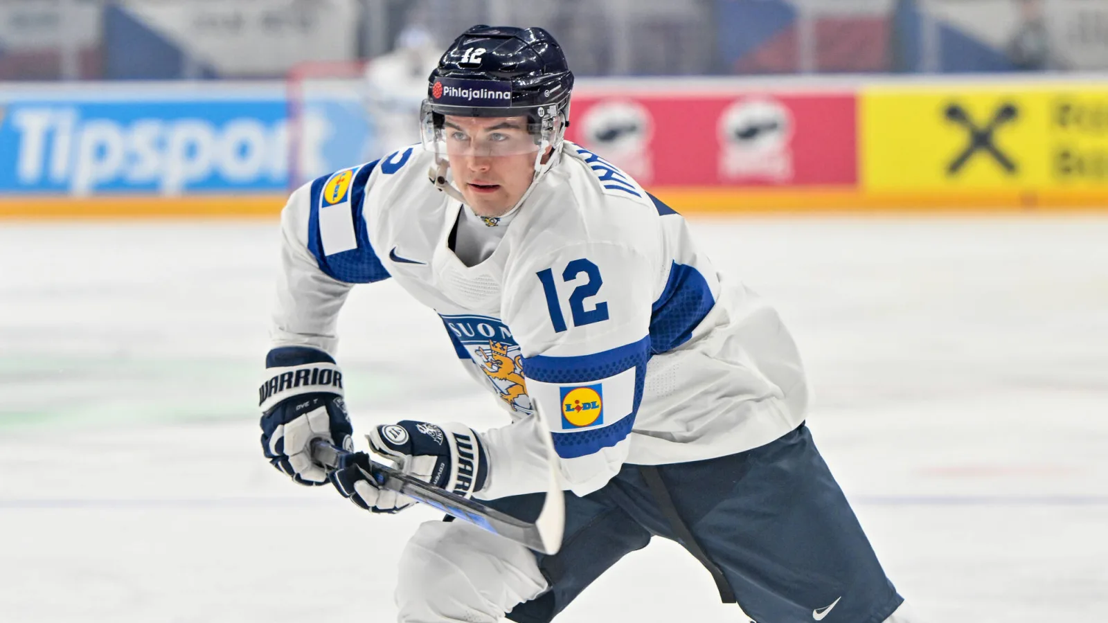 Signature champ gauche au Colorado: L'Avalanche signe Jere Innala