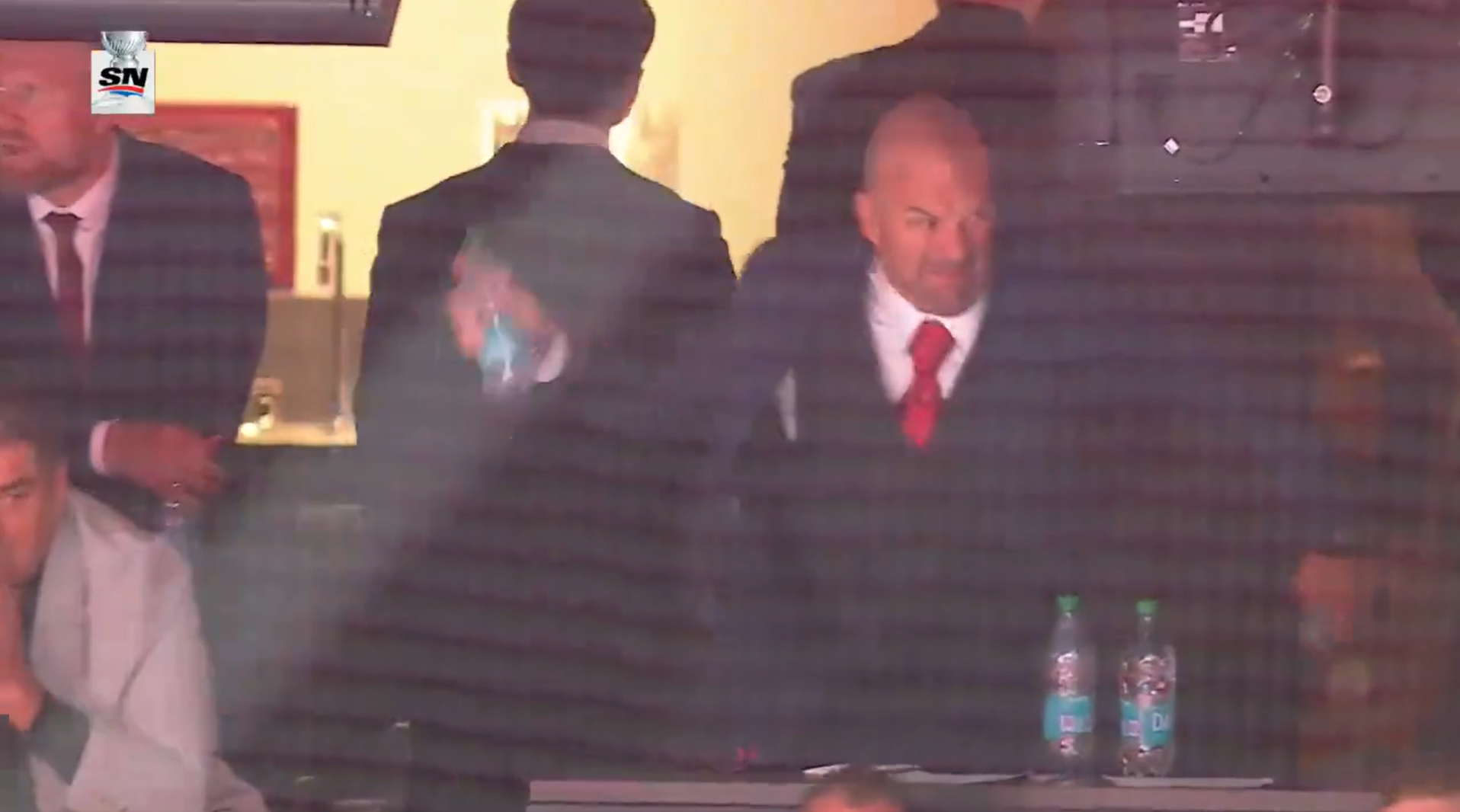 Défaite au match 5: le DG des Panthers Bill Zito lance une bouteille d&rsquo;eau