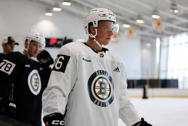 L'espoir des Bruins de Boston Cole Spicer quitte le hockey