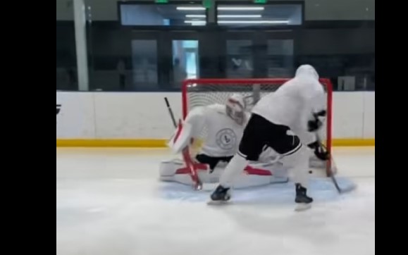 Lane Hutson en met plein la vue lors d&rsquo;un événement de Bauer Hockey