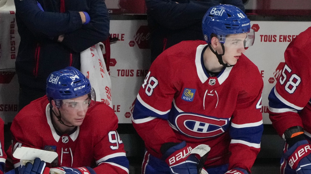 Logan Mailloux défend déjà Lane Hutson sur la même paire en défensive contre les Maple Leafs