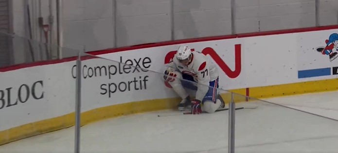 Kirby Dach reçoit un solide coup au visage au premier match du camp d&rsquo;entraînement des Canadiens