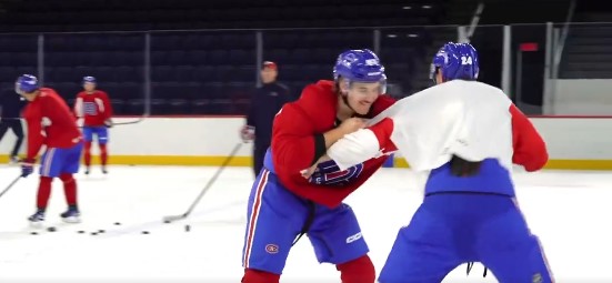 Florian Xhekaj et Logan Mailloux se chamaillent à la pratique du Rocket de Laval
