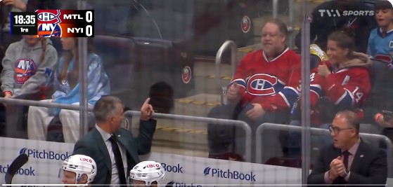 Martin St-Louis remet deux personnes à leur place pour une rondelle à un jeune partisan des Canadiens