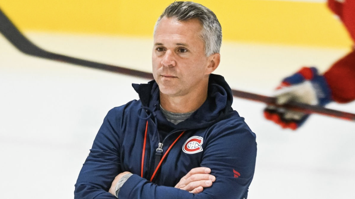 Martin St-Louis semble passer son message aux joueurs des Canadiens à l&rsquo;entraînement