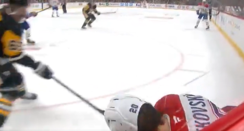 Juraj Slafkovsky doit quitter la patinoire à la suite d&rsquo;un coup sournois à la tête face aux Penguins