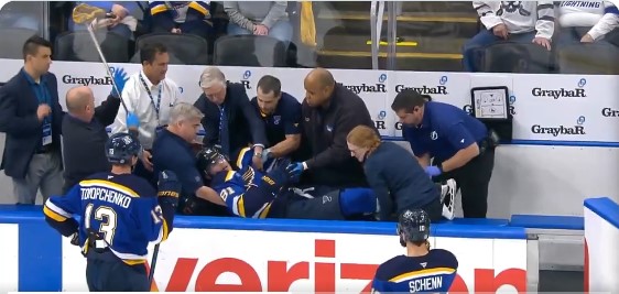 Scène très inquiétante impliquant Dylan Holloway qui s'effondre au banc des Blues de St-Louis