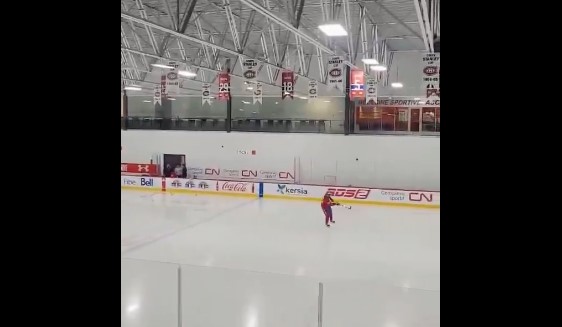 Patrik Laine cause la surprise générale au complexe d&rsquo;entraînement des Canadiens de Montréal