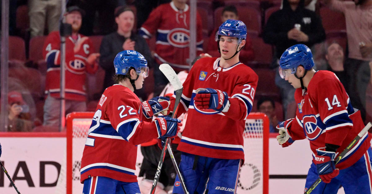 Cole Caufield pose un geste significatif auprès de Juraj Slafkovsky