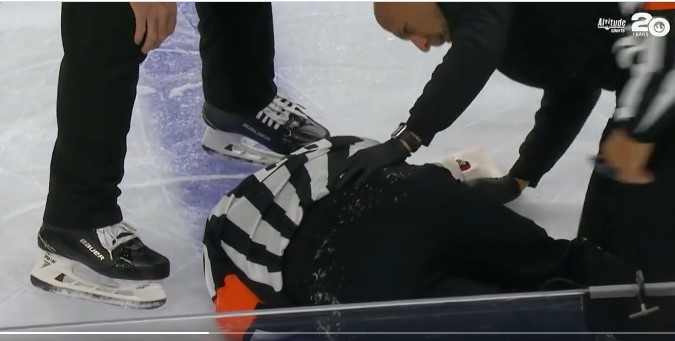 Un arbitre est forcé de quitter la patinoire en civière pour l&rsquo;hôpital à la suite d&rsquo;un contact improbable