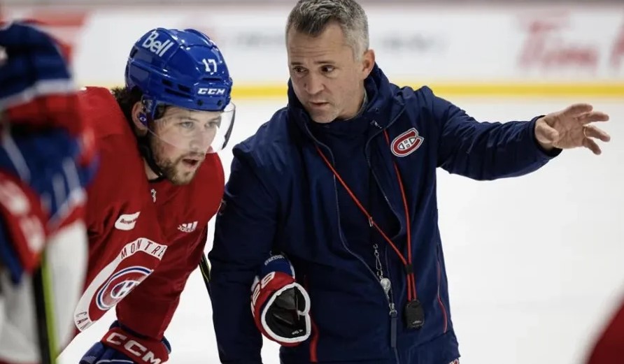 Martin St-Louis passe un solide message à Josh Anderson durant l&rsquo;entraînement des Canadiens