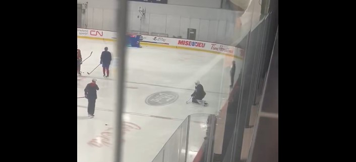 Un gardien inconnu était à la pratique des Canadiens alors que Cayden Primeau s&rsquo;entraînait seul