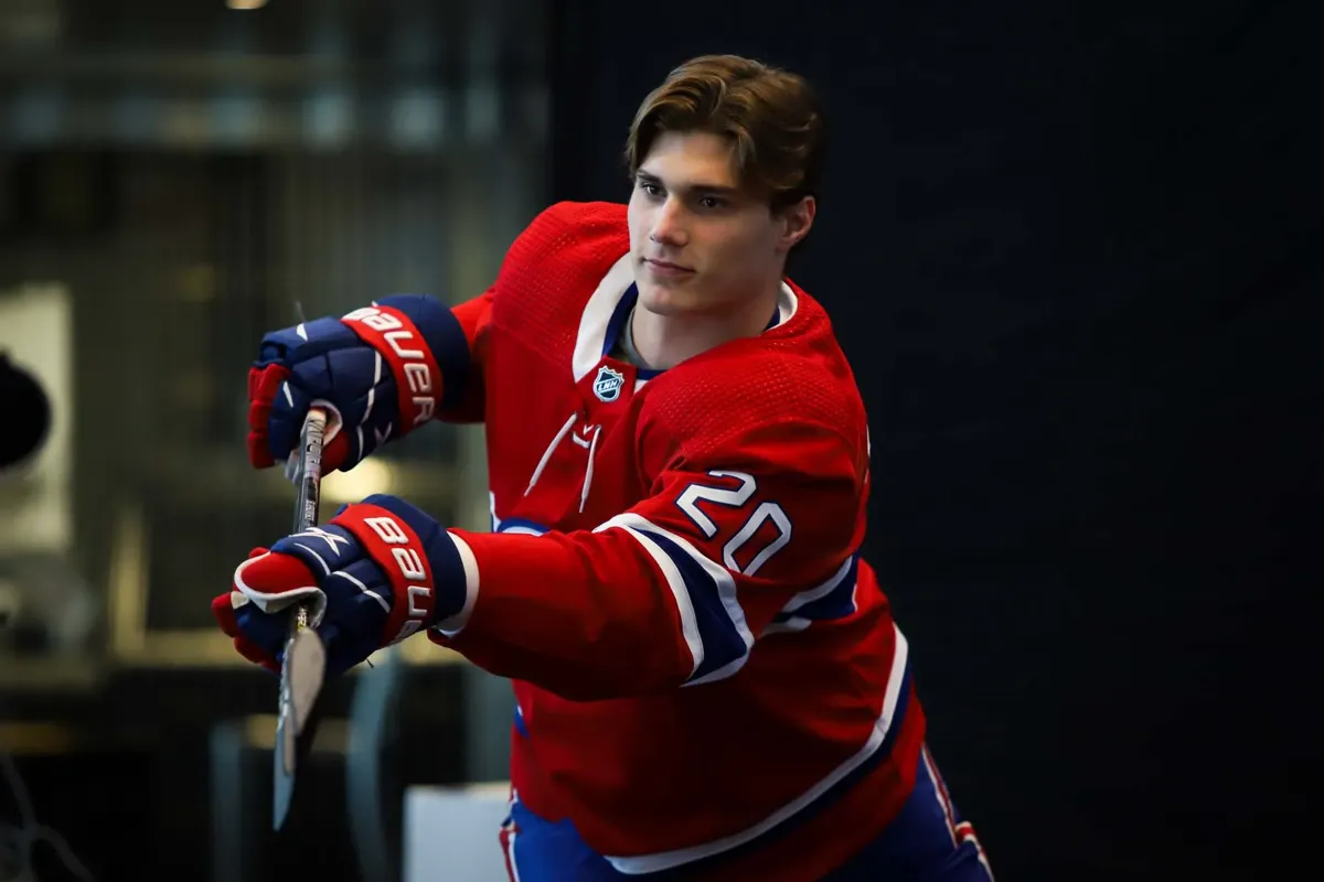 Juraj Slafkovsky s&rsquo;est fait ramasser par Kent Hughes