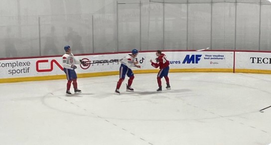 Arber Xhekaj montre à Lane Hutson comment se battre à l&rsquo;entraînement du Canadien de Montréal