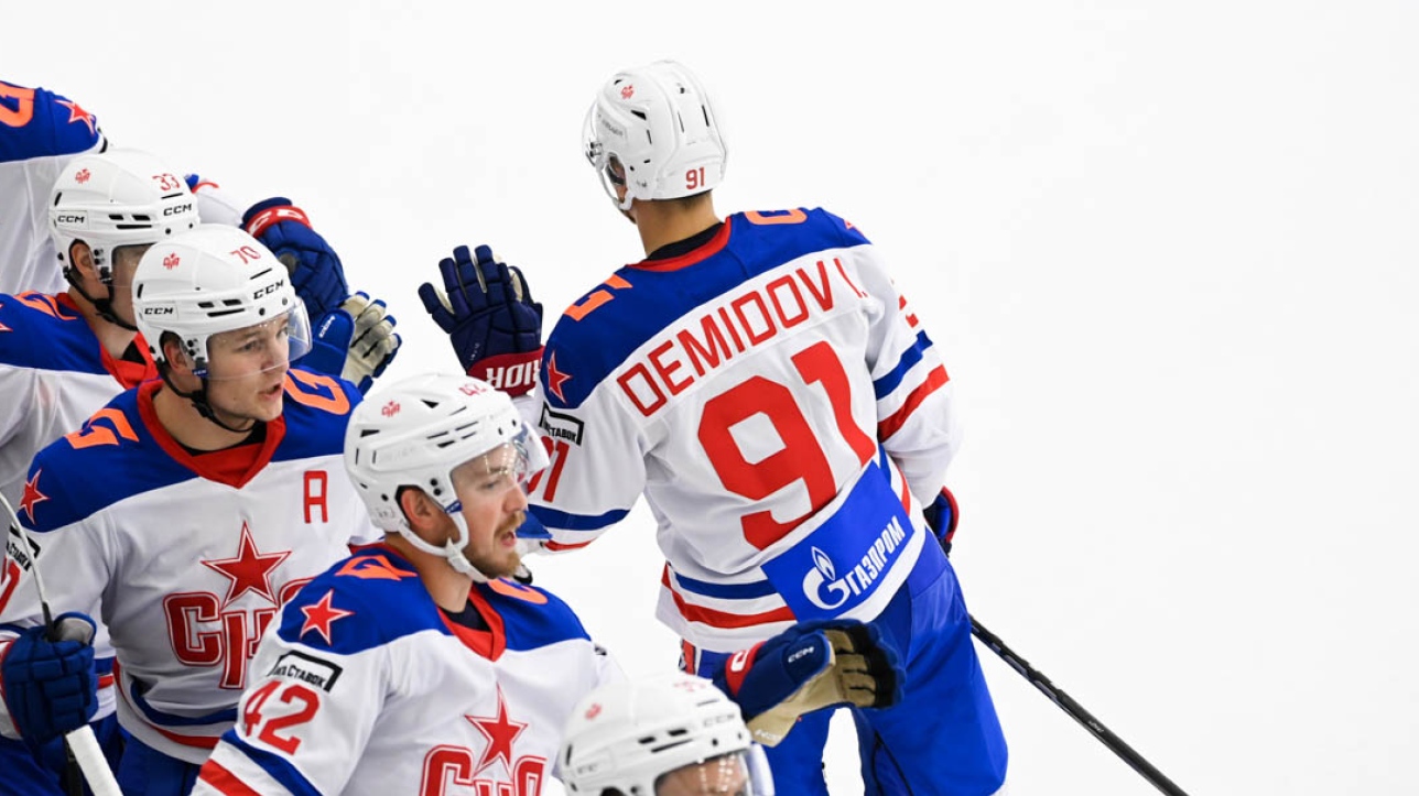 Belle photo de Kent Hughes, Vincent Lecavalier et Nick Bobrov avec l&rsquo;entraîneur-chef d&rsquo;Ivan Demidov