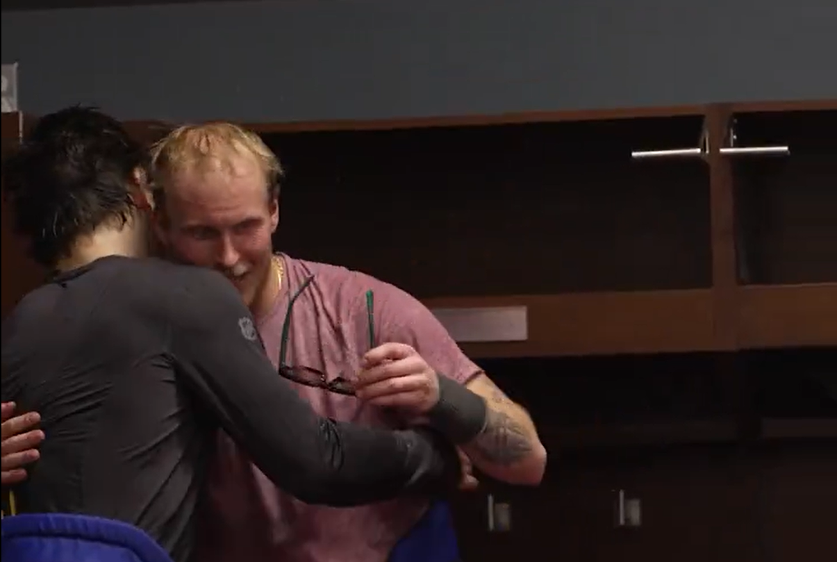 Très belle scène entre Arber Xhekaj et Patrik Laine dans le vestiaire du Canadien
