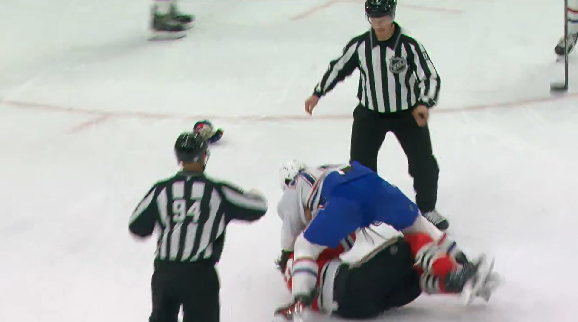 Arber Xhekaj met le pauvre Patrick Maroon K.O.