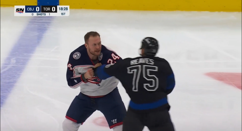 Combat incroyable entre Ryan Reaves et Mathieu Olivier