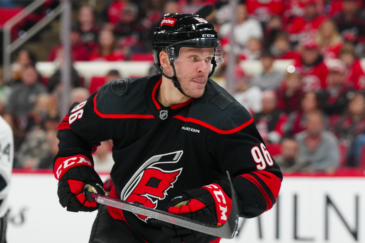 Elliotte Friedman dévoile l'offre monstre déposée par les Hurricanes pour Mikko Rantanen